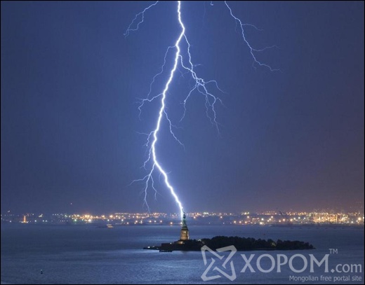 lightning-bolt-strikes-statue-of-liberty
